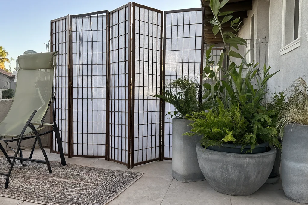 Accessoires déco qui structurent une terrasse