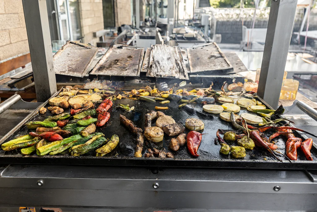 Barbecue ou plancha : lequel pour la terrasse