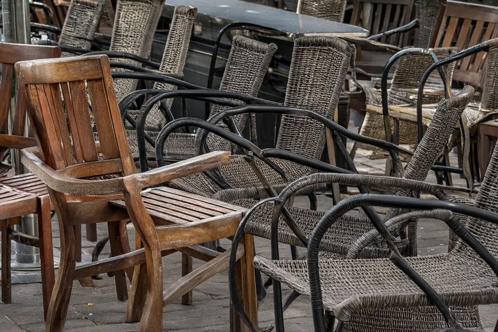 Chaises en teck ou en résine tressée : confort et durabilité
