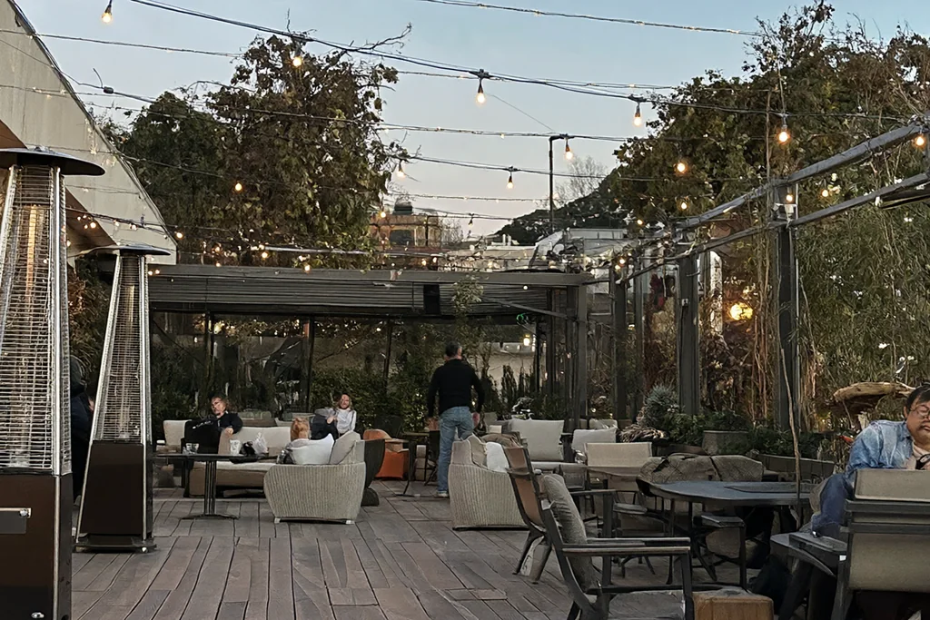 Éclairer et chauffer une terrasse sans faux pas
