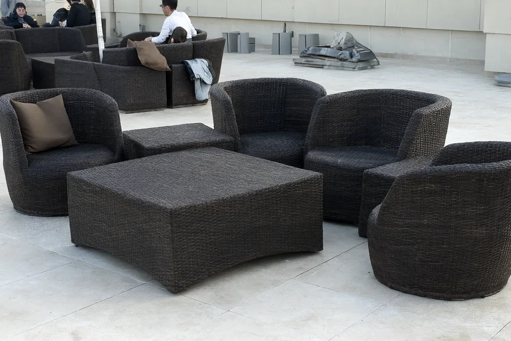Salon en résine tressée 6 fauteuils : aménager une grande terrasse