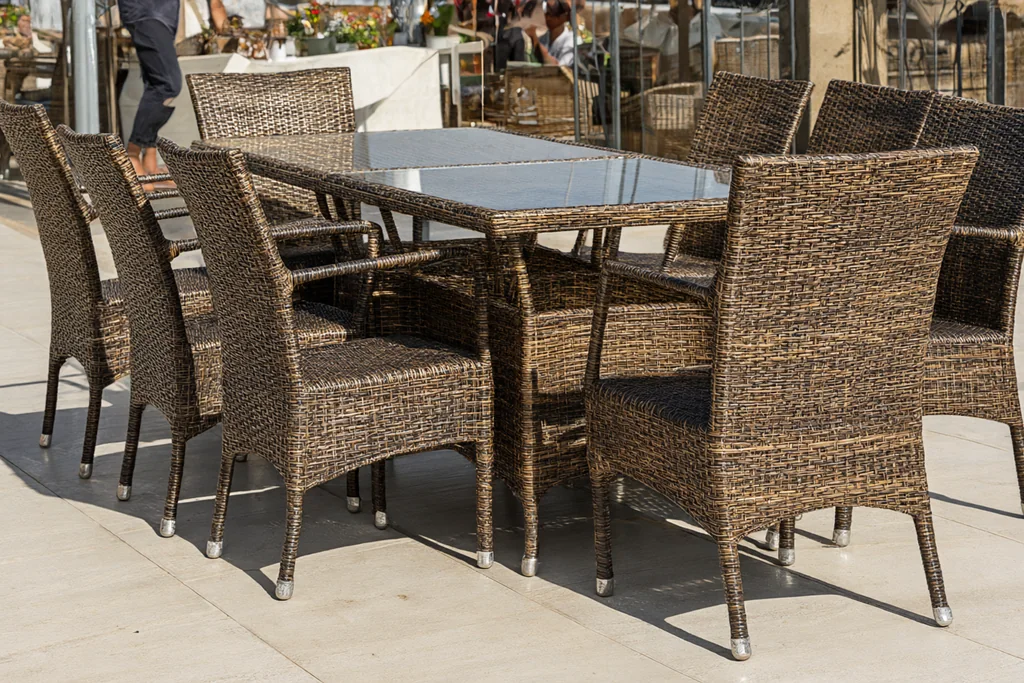 Table de jardin 192 cm en résine tressée : penser l’espace