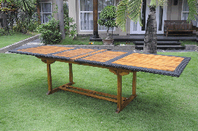 table de jardin mélange teck et resine tressée